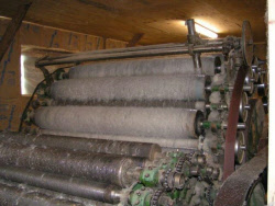 Carding machine that straightens wool for natural mattresses